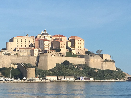 Le port de Calvi qui est la capitale de la Balagne, une des régions les plus prospères de Corse.