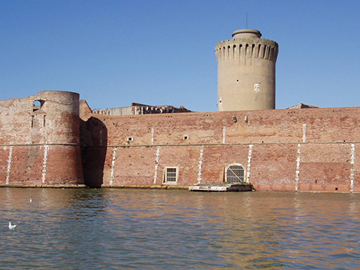 Le port de Livourne, ville portuaire située sur la côte ouest de la Toscane, en Italie. Le port de Livourne est un des plus grands du pays et de la mer Méditerranée.