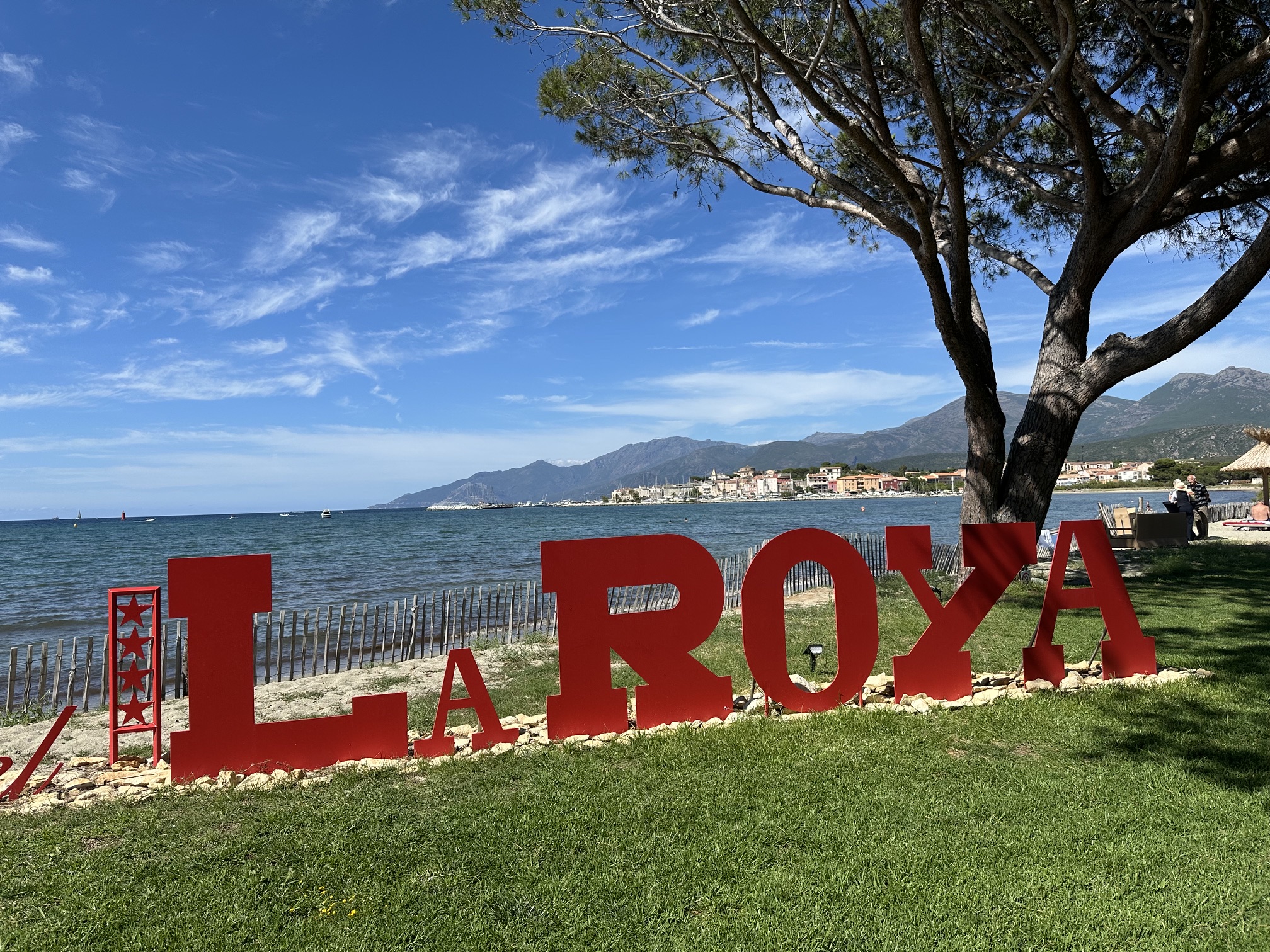 Hébergement en Corse — vue sur la mer depuis une terrasse Hébergement en Corse — vue sur la mer depuis une terrasse
