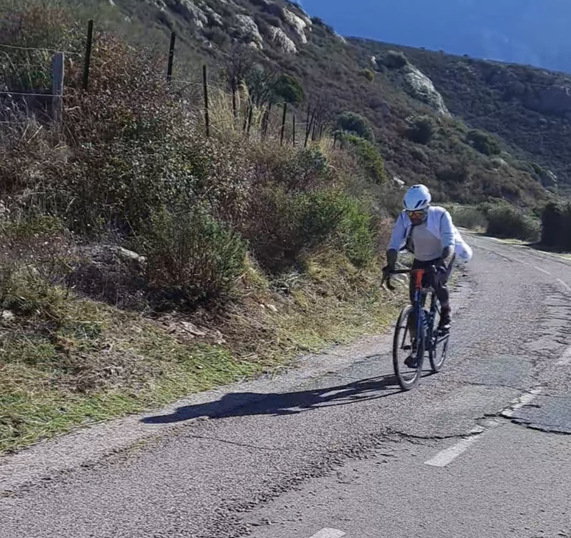 Cycliste sur une route corse Cycliste sur une route corse
